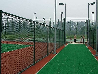 湖北优质PE包塑丝可编织成篮球比赛场地围栏
