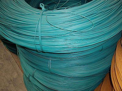 PVC包塑丝做成的防护网、隔离栅，就叫做勾花护栏网