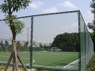 云南包塑丝编织的网球场勾花网护栏系统